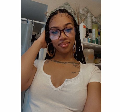 Naakte gelekte OnlyFans-foto van Cynthia Rose