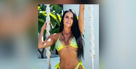 Naakte gelekte OnlyFans-foto van Cierra Stone
