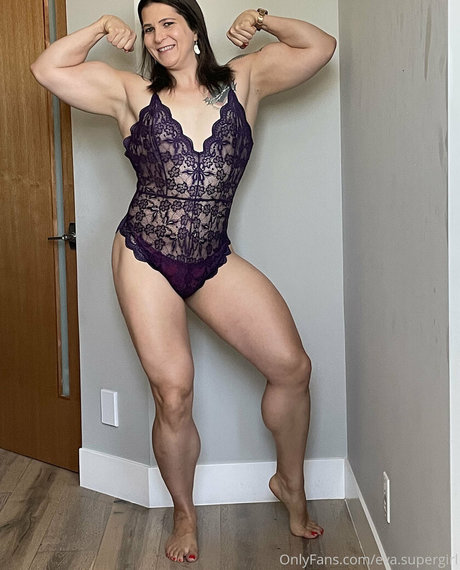 Naakte gelekte OnlyFans-foto van Eva The Supergirl
