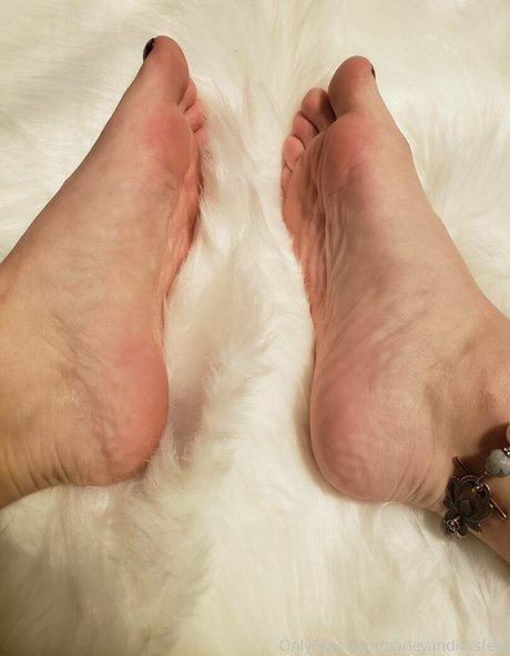 Naakte gelekte OnlyFans-foto van Harleyandivysfeet
