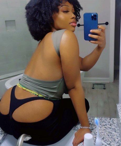 Naakte gelekte OnlyFans-foto van Kcurieuse