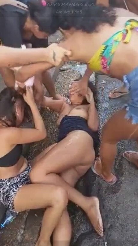 Naakte gelekte OnlyFans-foto van Mulheres Brigando