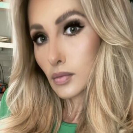 Naakte gelekte OnlyFans-foto van Tomi Lahren