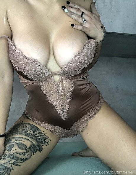 Naakte gelekte OnlyFans-foto van Bluemooncrii