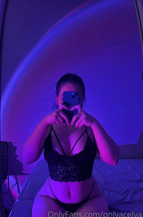 Naakte gelekte OnlyFans-foto van Onlyacelya
