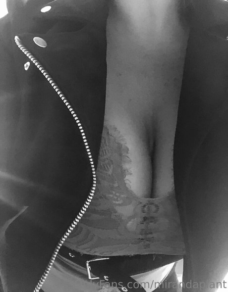 Naakte gelekte OnlyFans-foto van Mirandaplant