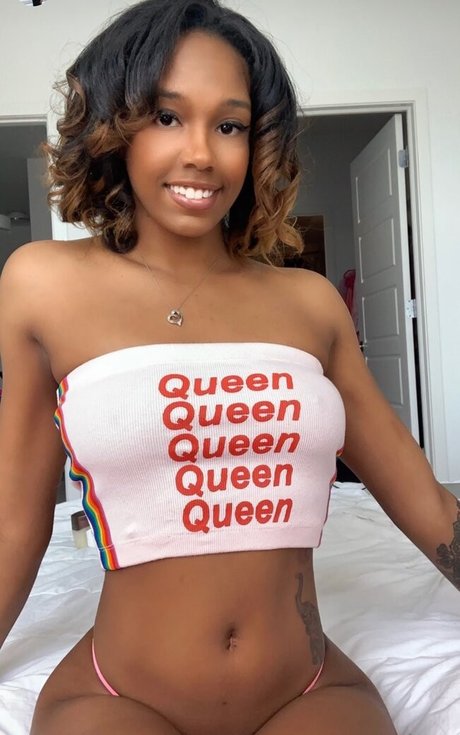 Naakte gelekte OnlyFans-foto van Lacey London
