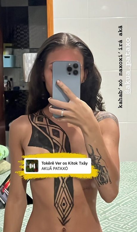 Naakte gelekte OnlyFans-foto van Alice Pataxo