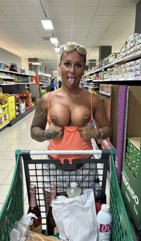 Naakte gelekte OnlyFans-foto van Brithotwife