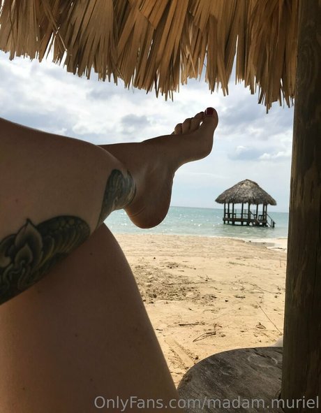 Naakte gelekte OnlyFans-foto van Madammuriel