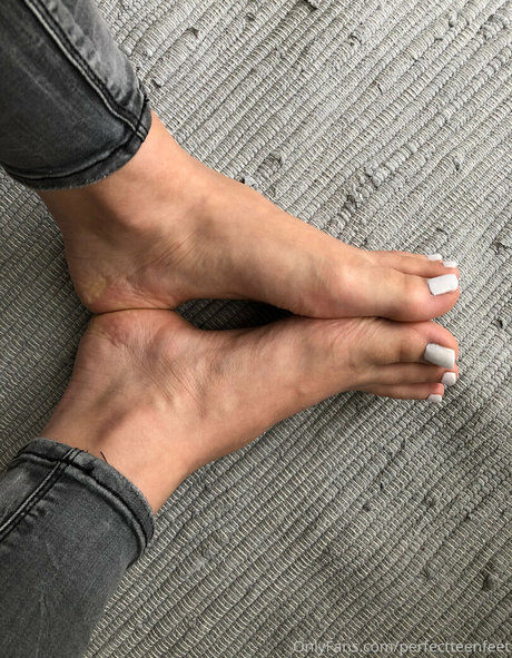 Naakte gelekte OnlyFans-foto van Perfectteenfeet