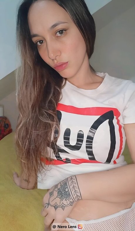 Naakte gelekte OnlyFans-foto van Melani Poisa