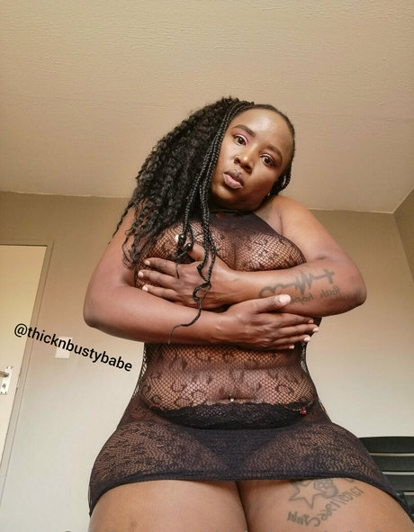 Naakte gelekte OnlyFans-foto van Thicknbustybabefree