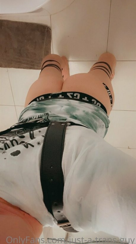 Naakte gelekte OnlyFans-foto van Justatransguy