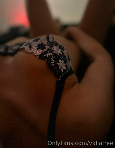 Naakte gelekte OnlyFans-foto van Valiafree