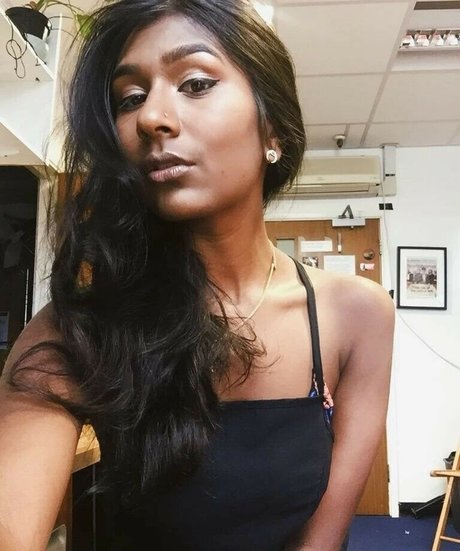 Naakte gelekte OnlyFans-foto van Ash Sarkar