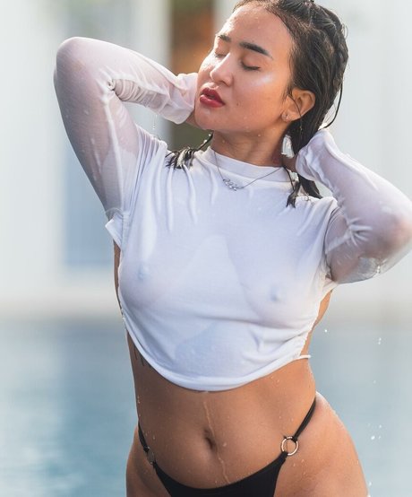 Naakte gelekte OnlyFans-foto van Asialollipop