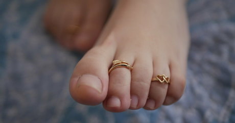 Naakte gelekte OnlyFans-foto van Cuteneighborsfeet