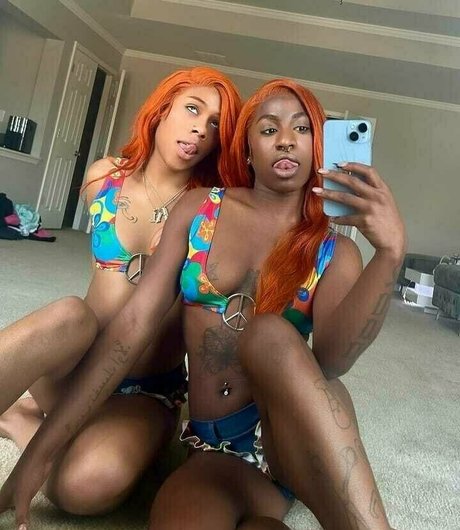 Naakte gelekte OnlyFans-foto van Lesbehonest123