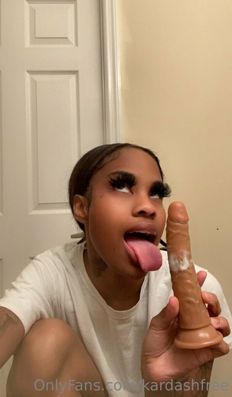 Naakte gelekte OnlyFans-foto van Kardashfree