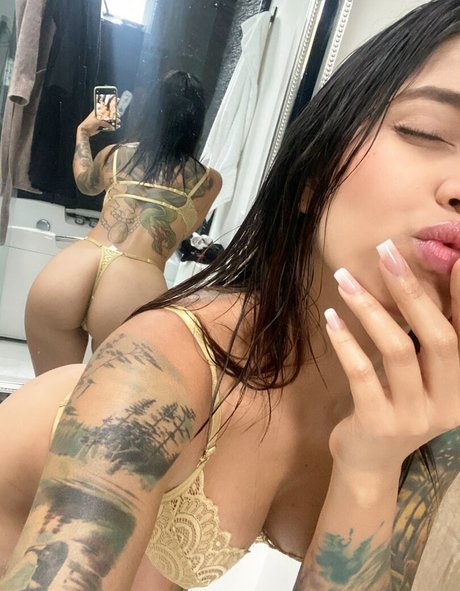 Naakte gelekte OnlyFans-foto van Jenn Muriel