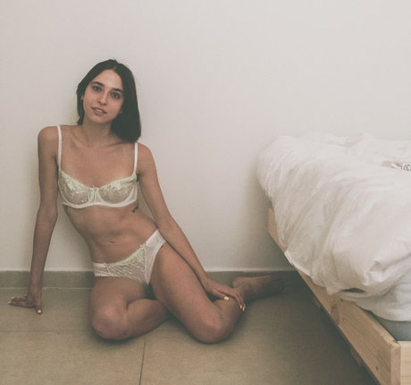 Naakte gelekte OnlyFans-foto van Inbal Yundler