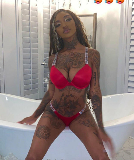 Naakte gelekte OnlyFans-foto van Luvenchanting