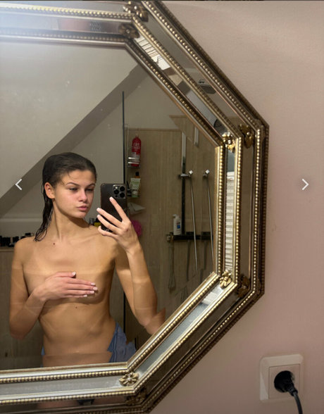Naakte gelekte OnlyFans-foto van Bella Jone