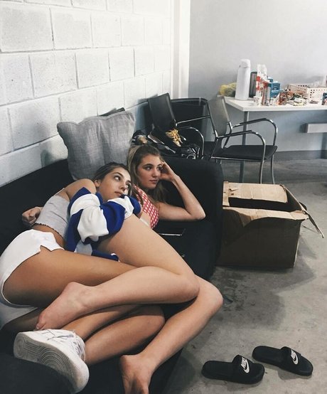 Naakte gelekte OnlyFans-foto van Sophie Nelisse