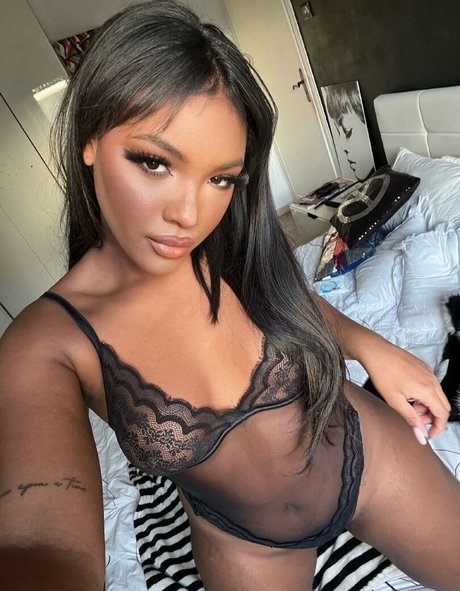Naakte gelekte OnlyFans-foto van Bane Mbaye