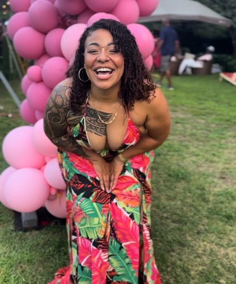 Naakte gelekte OnlyFans-foto van Aj Perry