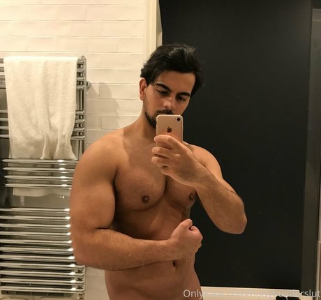 Naakte gelekte OnlyFans-foto van Growingthick