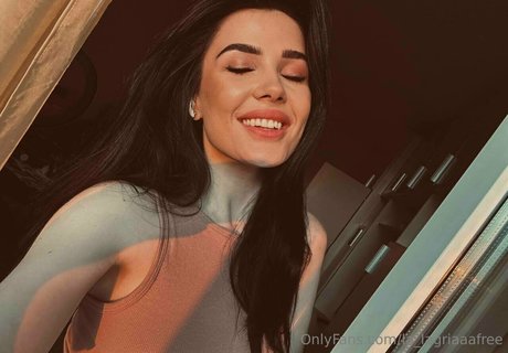 Naakte gelekte OnlyFans-foto van Laalegriafree