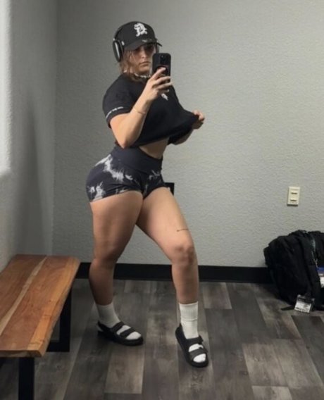 Naakte gelekte OnlyFans-foto van Adriana Salido