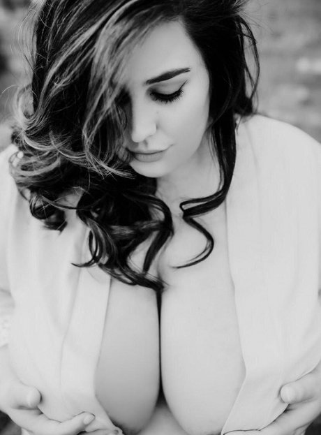 Naakte gelekte OnlyFans-foto van Okcouple