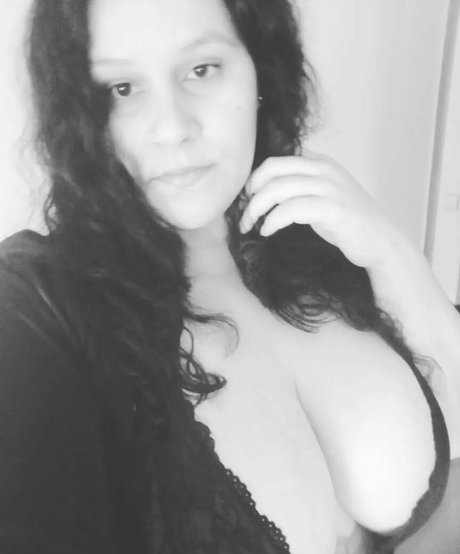 Naakte gelekte OnlyFans-foto van Sweetmouthasmr