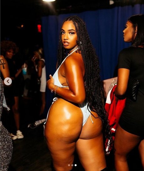 Naakte gelekte OnlyFans-foto van Thetayaamarie