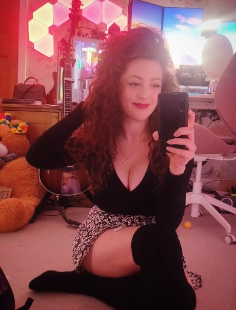 Naakte gelekte OnlyFans-foto van Emmagraceguitar