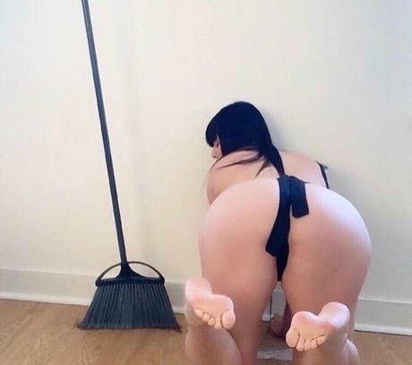 Naakte gelekte OnlyFans-foto van Latina Twin Sisters