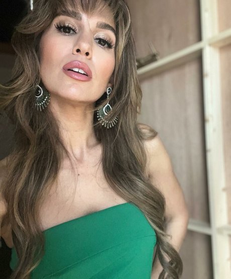 Naakte gelekte OnlyFans-foto van Christy Carlson Romano