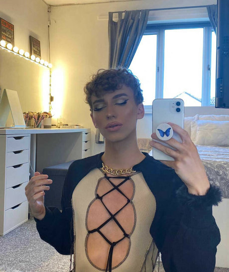 Naakte gelekte OnlyFans-foto van Mercedes Folkes