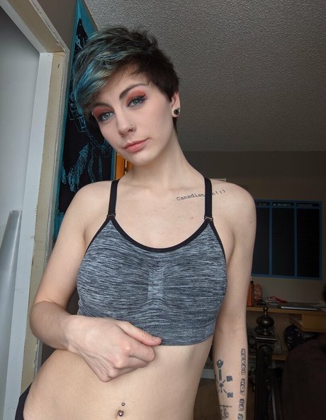 Naakte gelekte OnlyFans-foto van Littlemisskiro