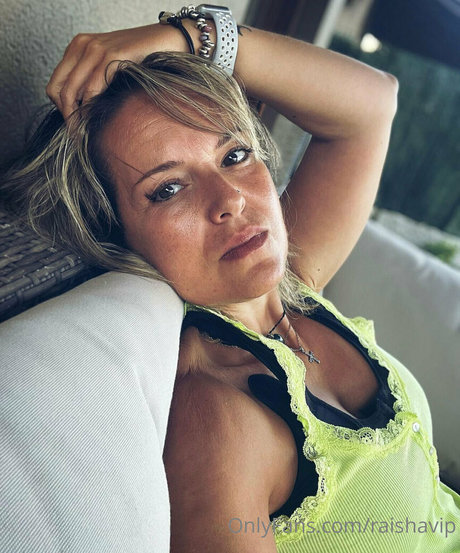 Naakte gelekte OnlyFans-foto van Raishavip