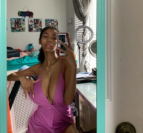 Naakte gelekte OnlyFans-foto van Kira Imani