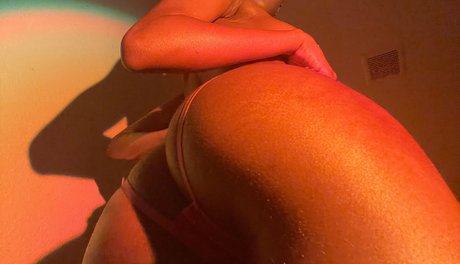 Naakte gelekte OnlyFans-foto van Lothabear