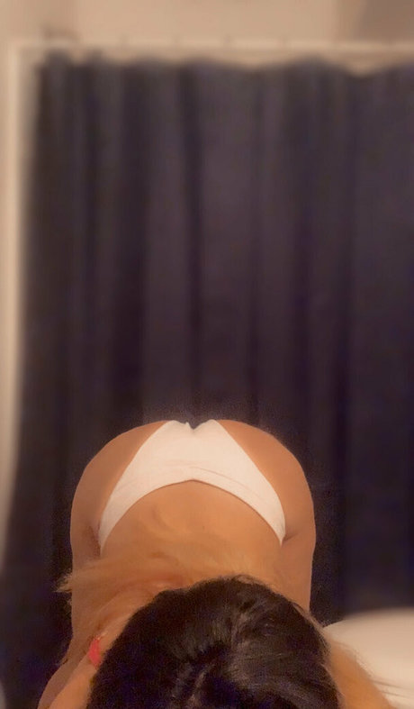 Naakte gelekte OnlyFans-foto van Spicyymamiana