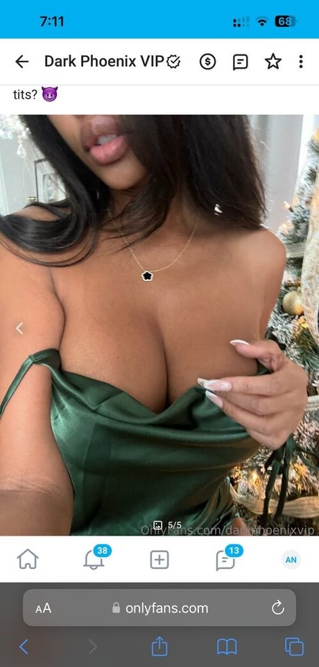 Naakte gelekte OnlyFans-foto van Dark Phoenix