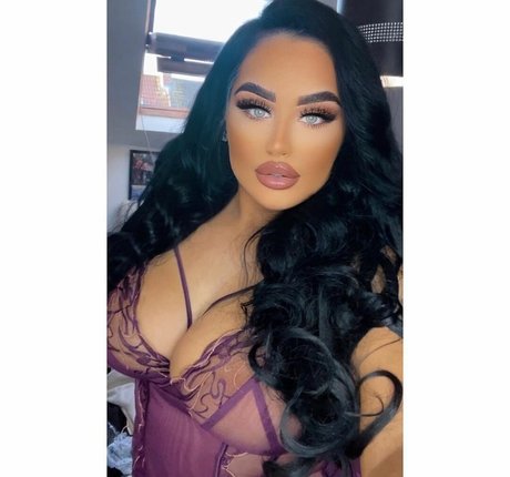 Naakte gelekte OnlyFans-foto van Rosiemay