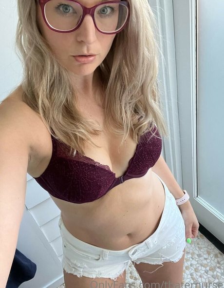 Naakte gelekte OnlyFans-foto van Thaternurse