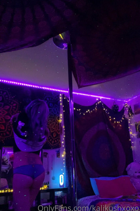 Naakte gelekte OnlyFans-foto van Kalikushxoxo